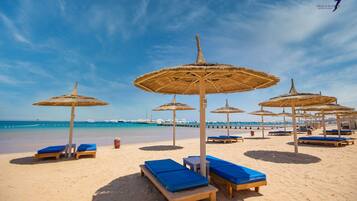 Playa privada, camastros, sombrillas y toallas de playa