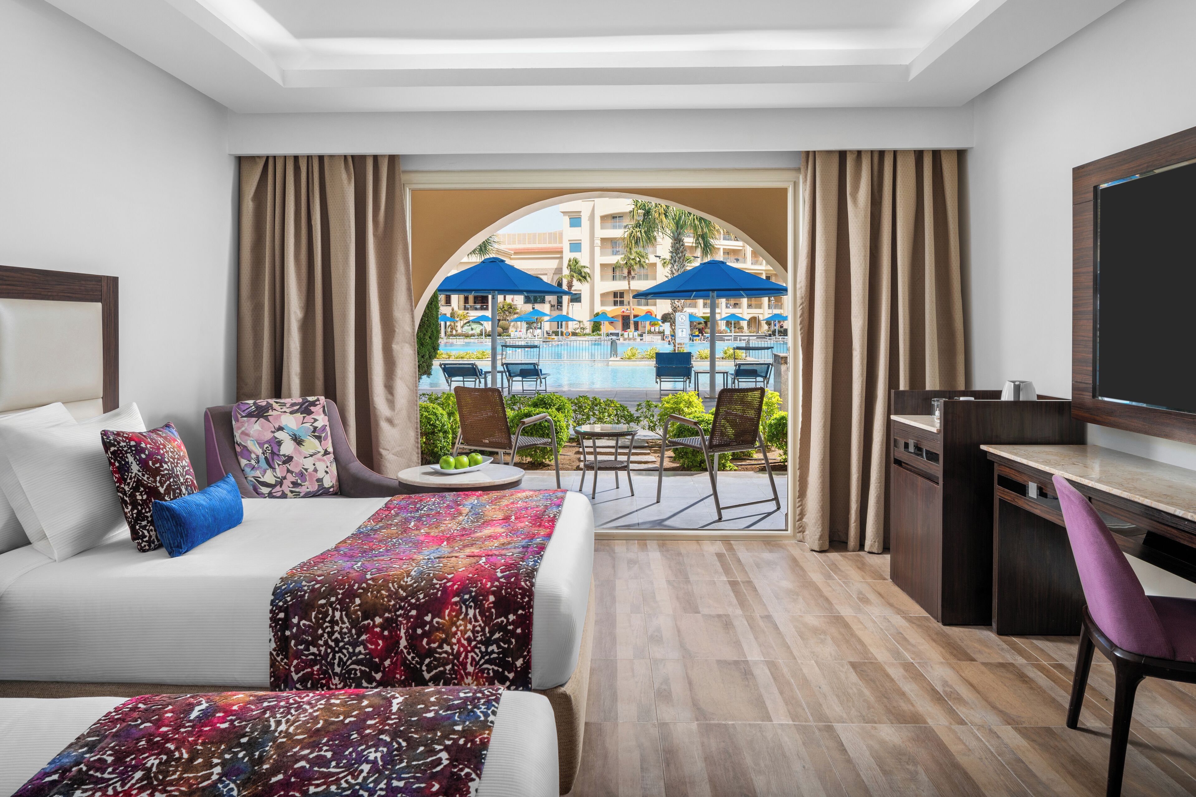 Deluxe Double Pool View Room | Seprai antialergi, minibar, brankas, dan meja kerja