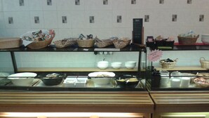 A buffet area with various food containers and baskets. - Robinson College - Cambridge University - Campus Accommodation (Cambridge)