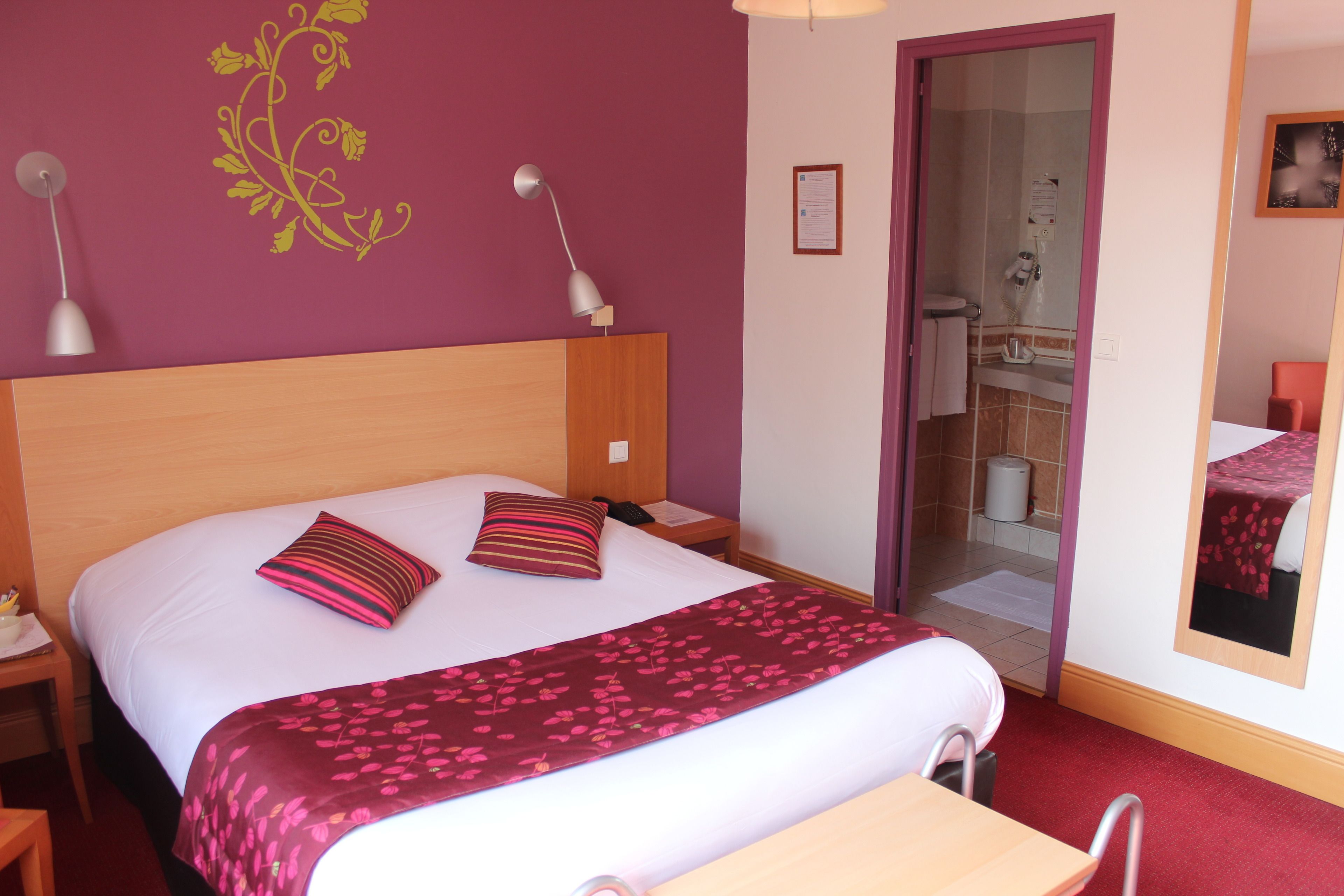 double room | in-room safe, desk, cots/infant beds, rollaway beds