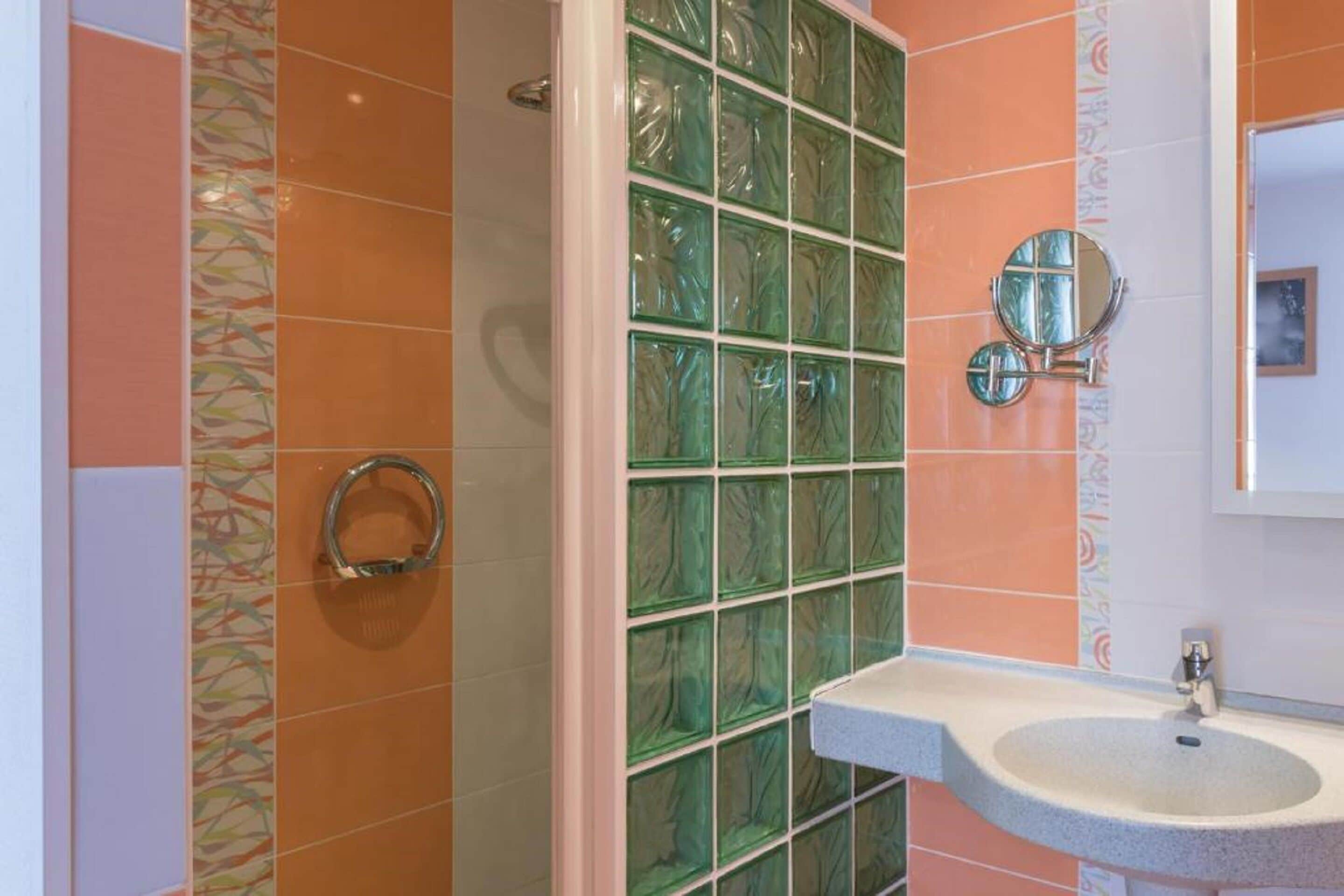 twin room | bathroom | hydromassage showerhead, free toiletries, hair dryer, towels