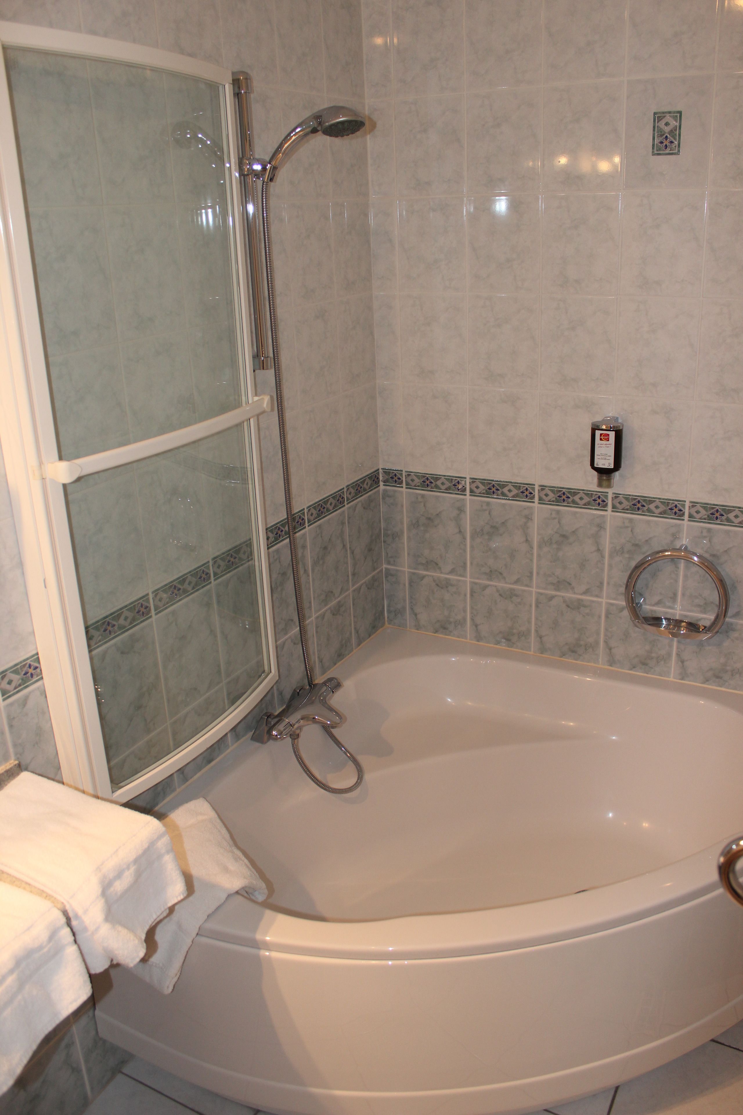 twin room | bathroom | hydromassage showerhead, free toiletries, hair dryer, towels