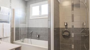 Tweepersoonskamer | Badkamer | Een hydromassagedouche, gratis toiletartikelen, een haardroger