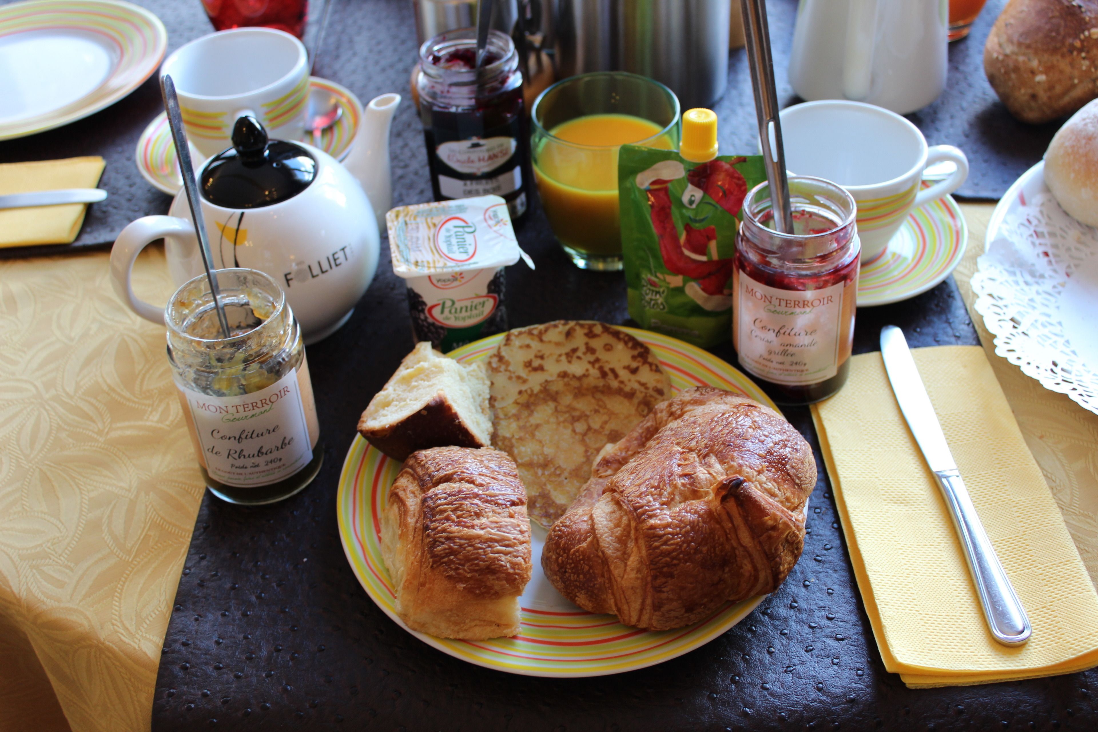 daily buffet breakfast (eur 11.00 per person)