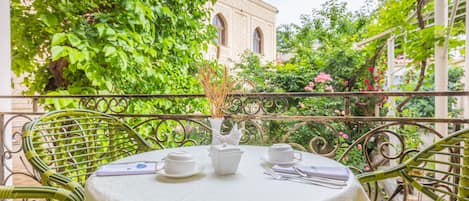 Breakfast (USD 12 per person)