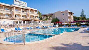 Piscine extérieure, parasols de plage, chaises longues