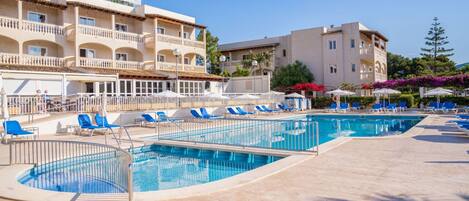 Piscine extérieure, parasols de plage, chaises longues