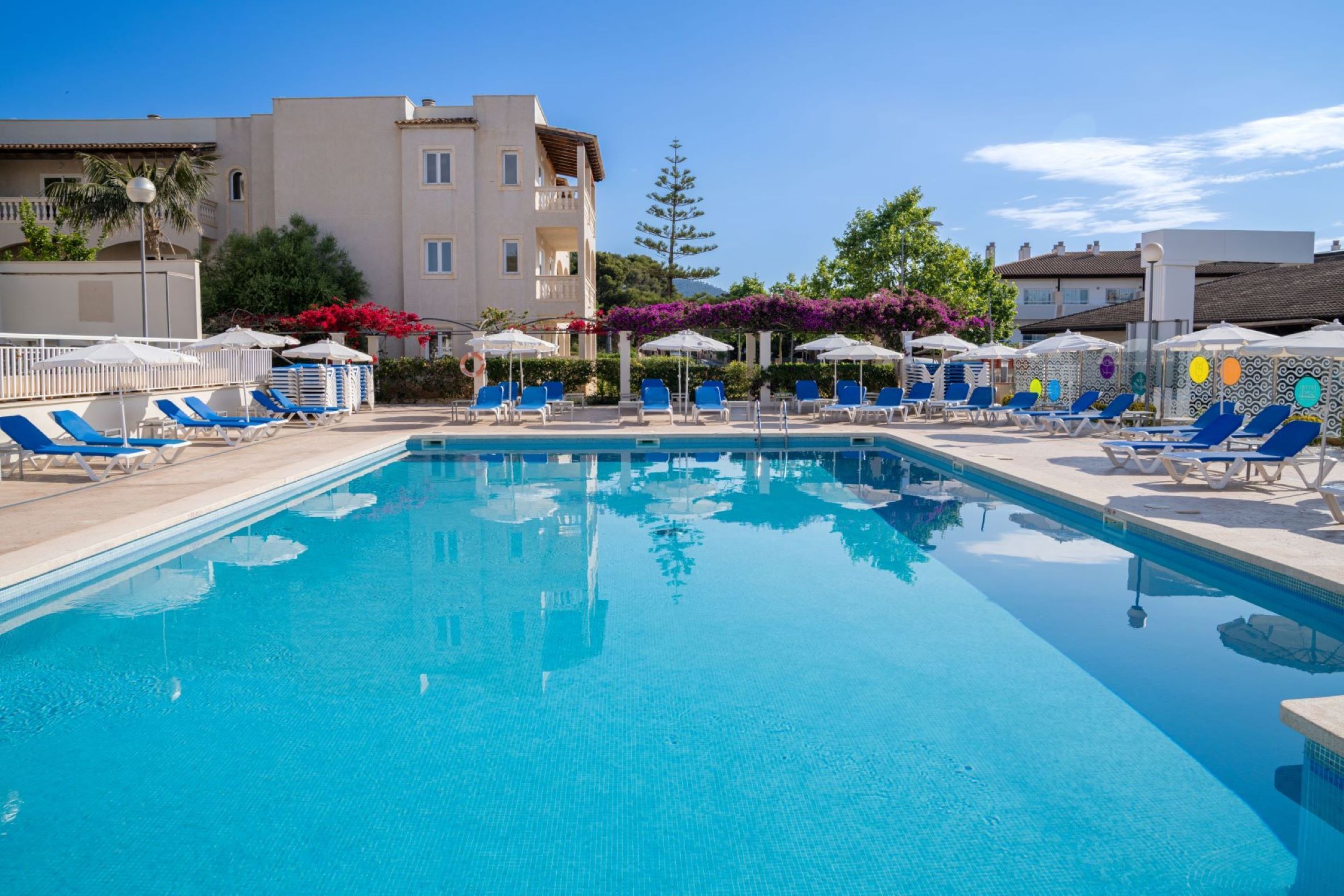 Piscine extérieure, parasols de plage, chaises longues