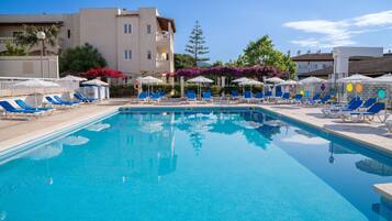 Piscine extérieure, parasols de plage, chaises longues