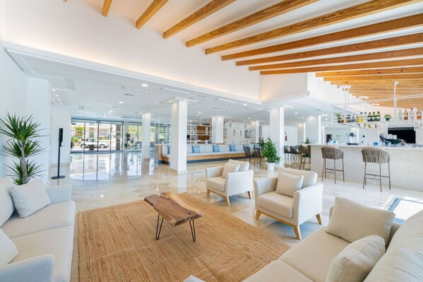 Lobby sitting area - Caprice Isabel Aparthotel (Son Servera)