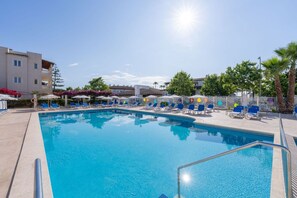 Outdoor pool, pool umbrellas, pool loungers - Globales Isabel (Son Servera)