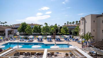 Piscine extérieure, parasols de plage, chaises longues