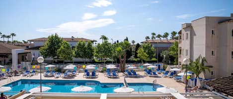 Outdoor pool, pool umbrellas, sun loungers