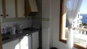 Standaard tweepersoonskamer, 1 slaapkamer | Woonruimte | Een 37-cm televisie met satellietzenders