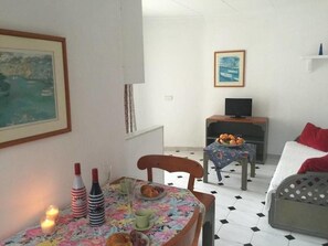 Single Room | Living area | 37-cm TV with satellite channels
