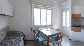Apartment, 1 Schlafzimmer | Essbereich im Zimmer