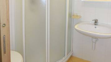 Apartment, 2 Bedrooms | Bathroom | Shower, bidet