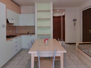 Appartement, 2 slaapkamers | Woonkamer | Televisie