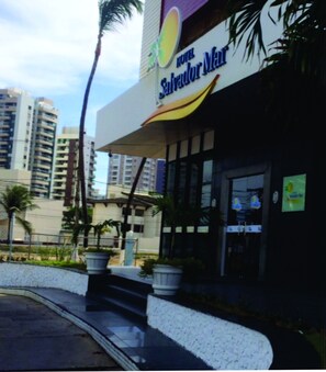A hotel named "Hotel Subolar Mar" with a modern facade, large windows, and a visible entrance.