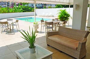 Piscina externa, funciona das 9h às 22h, espreguiçadeiras