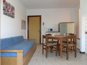 Apartment, 1 Schlafzimmer | Wohnbereich | Fernseher