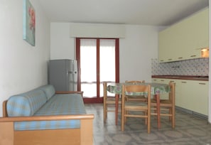 Appartement, 1 chambre | Aire de séjour | Téléviseur