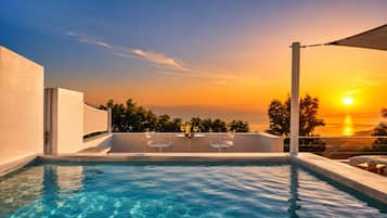 5 outdoor pools, pool umbrellas, pool loungers