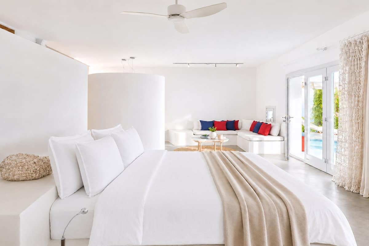 1 bedroom, Egyptian cotton sheets, premium bedding, down comforters