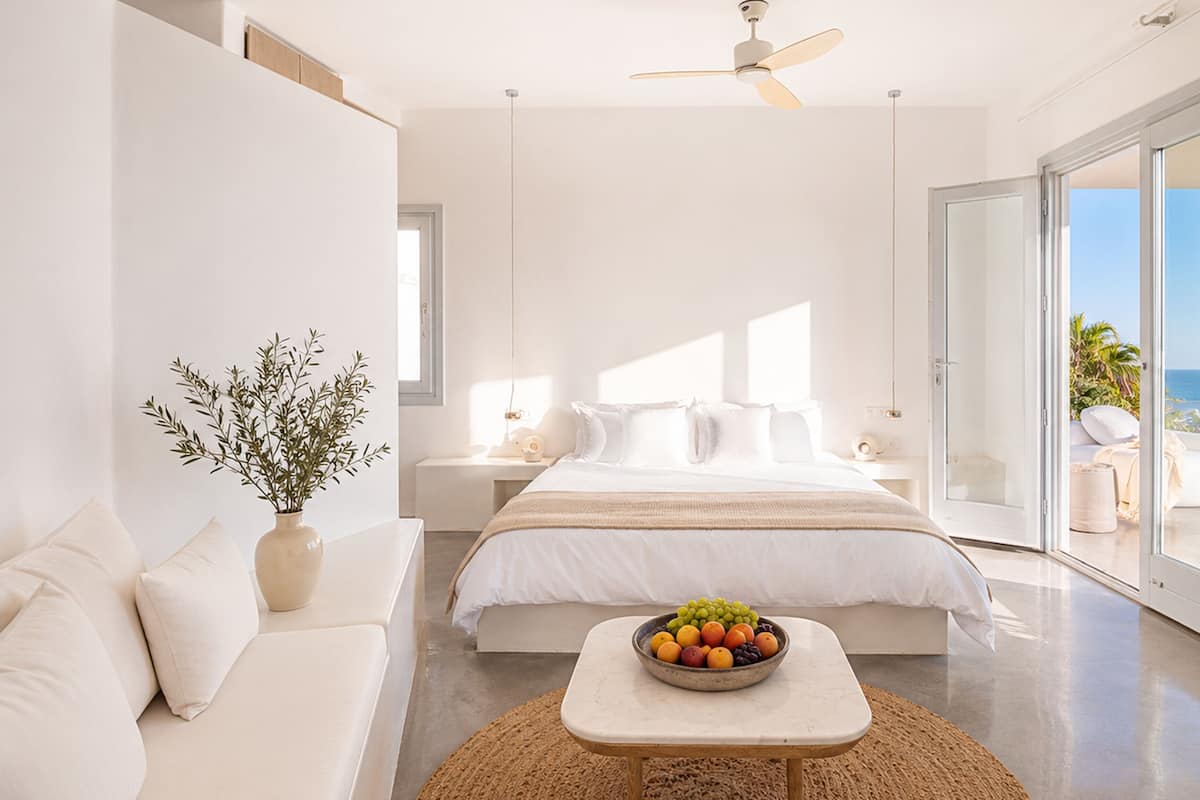 1 bedroom, Egyptian cotton sheets, premium bedding, down comforters