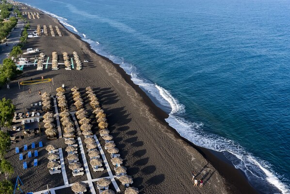 Una playa cerca, arena negra, traslado desde/hacia la playa