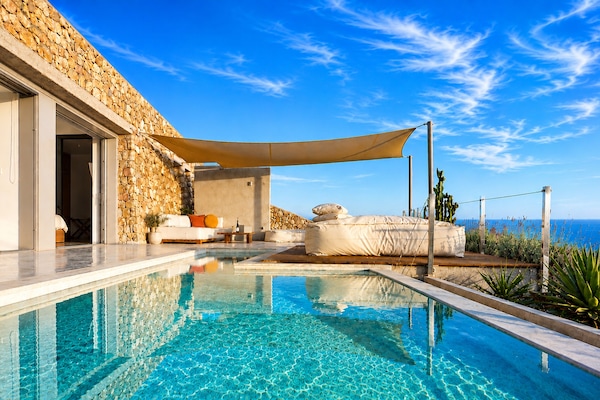 5 outdoor pools, pool umbrellas, pool loungers