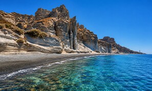 Ubicación cercana a la playa y arena negra
