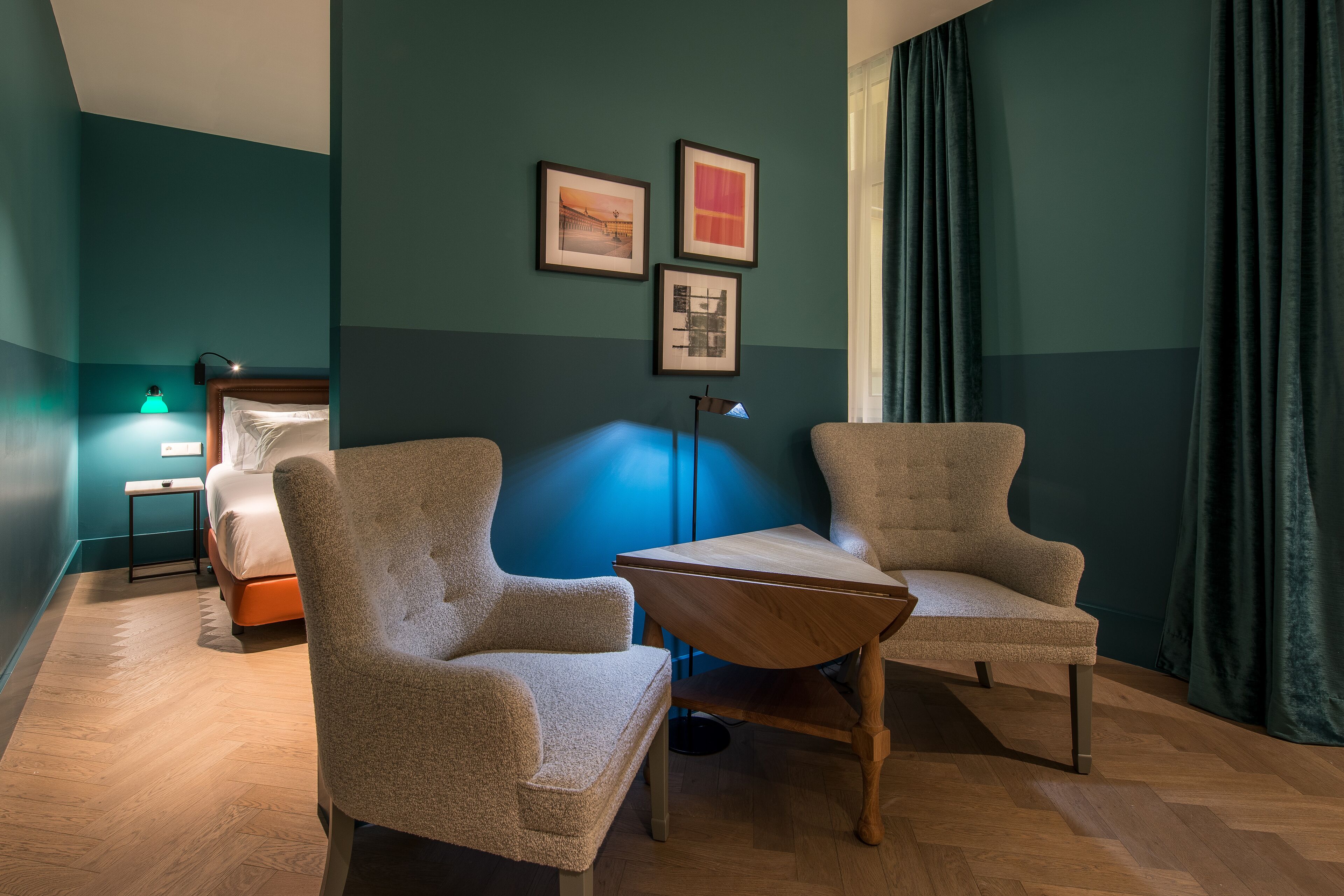 Ropa de cama de alta calidad, edredones de plumas, minibar y caja fuerte