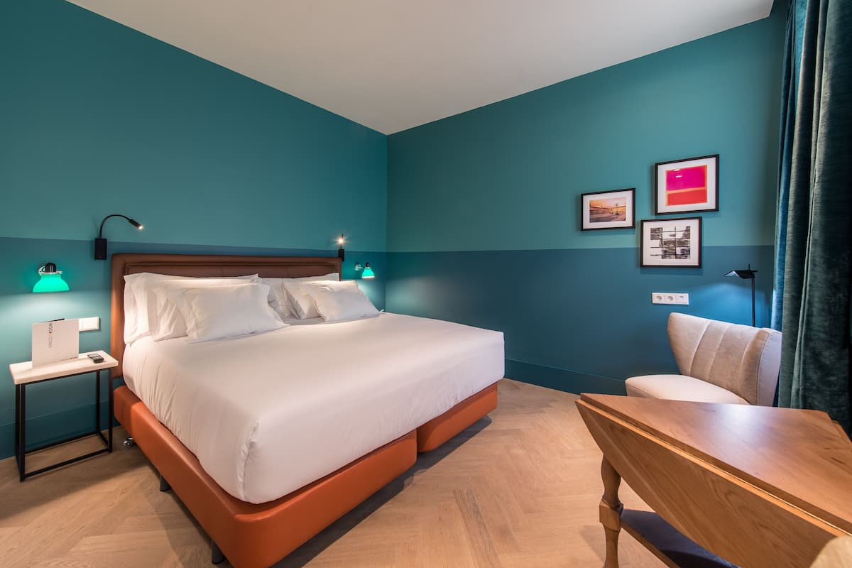 1 bedroom, premium bedding, down duvets, minibar