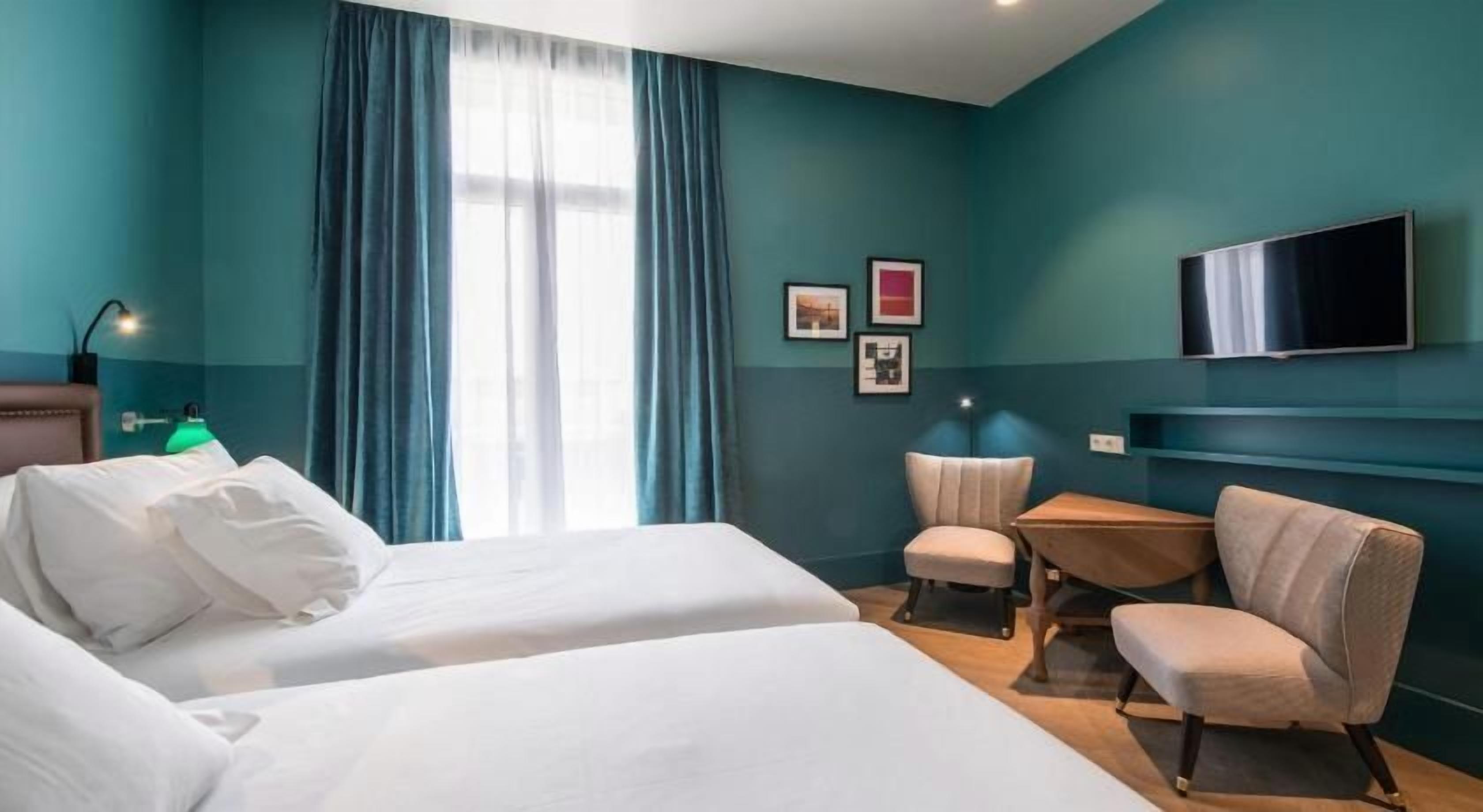 Premium bedding, down comforters, minibar, in-room safe