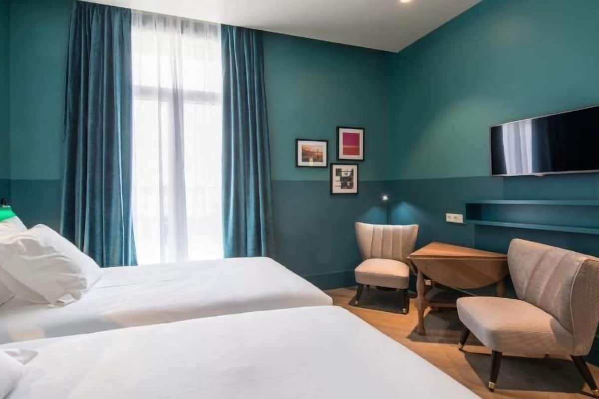 Premium bedding, down comforters, minibar, in-room safe