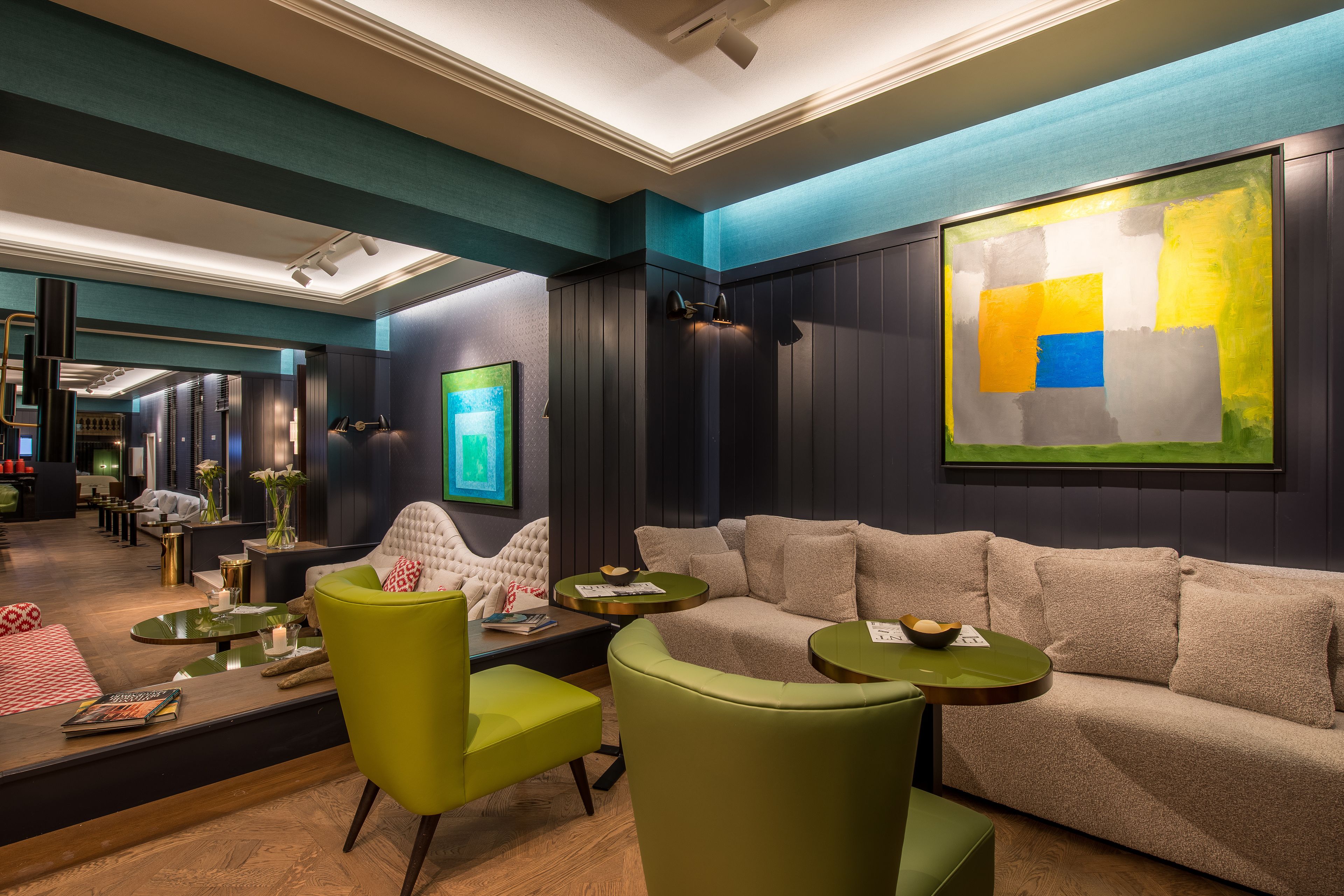 Un espace de détente moderne comprenant un canapé, des fauteuils et une table basse.