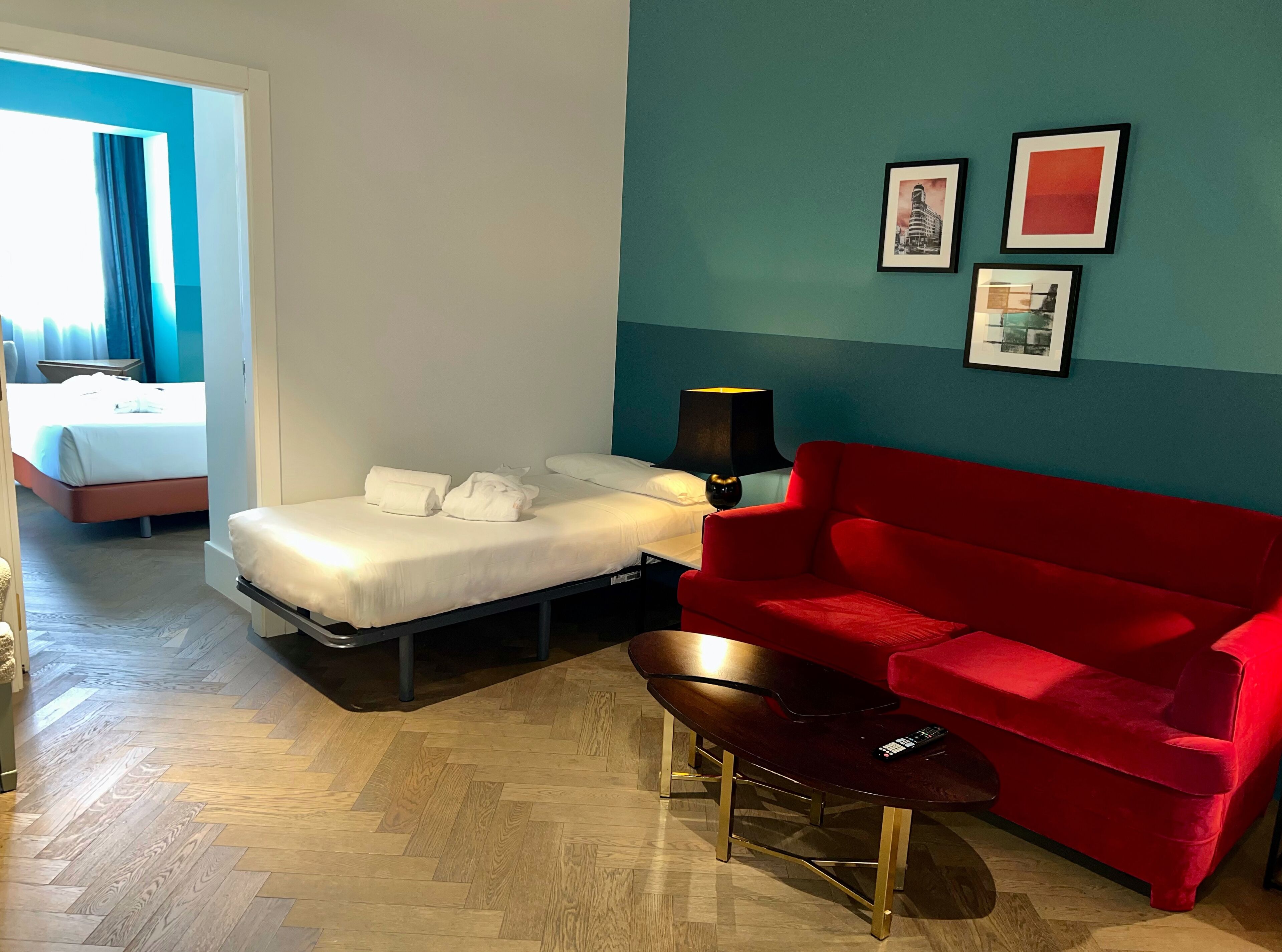 Junior suite (3 people) | Luxe beddengoed, donzen dekbedden, een minibar, een kluis op de kamer