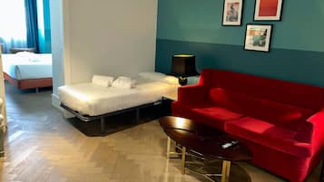 Junior suite (3 people) | Luxe beddengoed, donzen dekbedden, een minibar, een kluis op de kamer