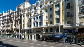 A row of historic buildings with ornate facades, large windows, and balconies. - Hotel Vincci The Mint (Madrid)