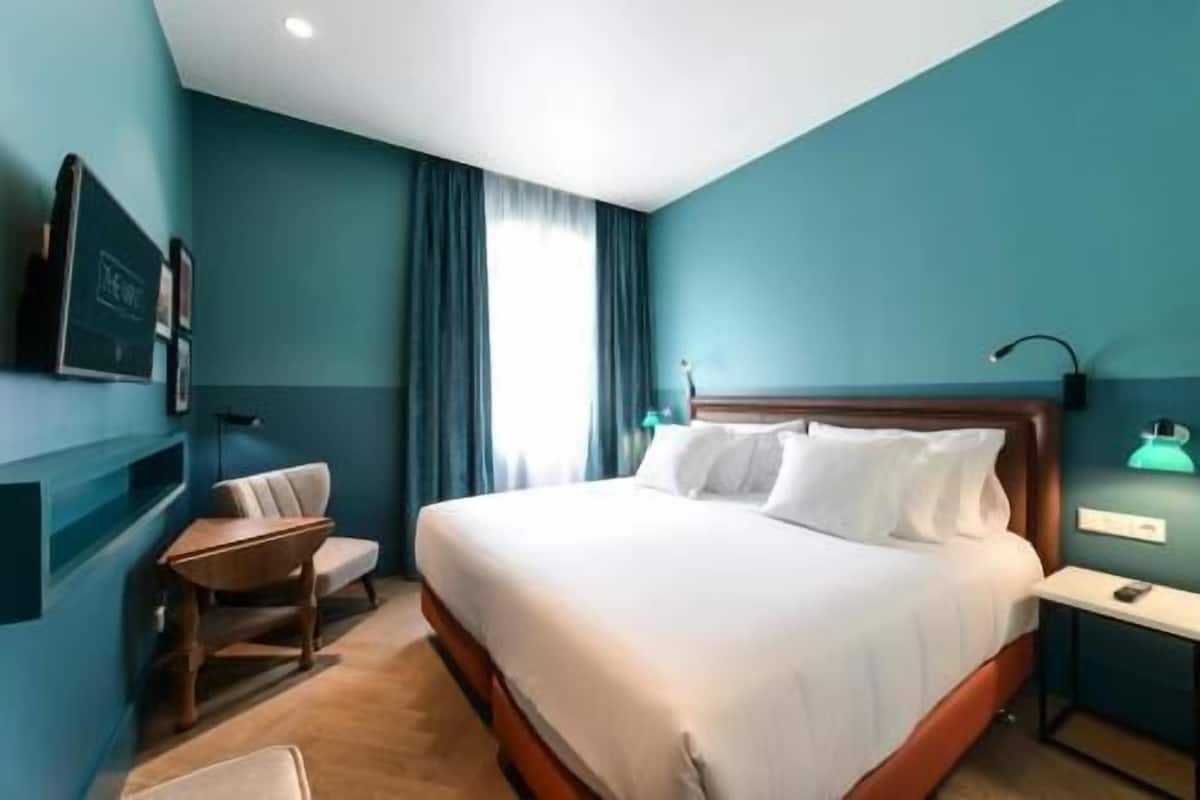 Premium bedding, down comforters, minibar, in-room safe