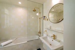 Vòi sen phun mưa, đồ dùng nhà tắm miễn phí, máy sấy tóc 