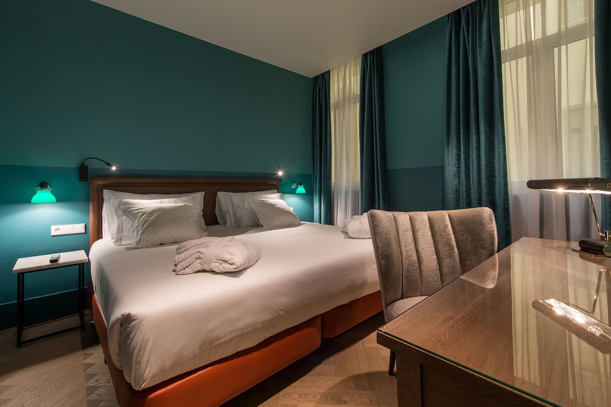 1 bedroom, premium bedding, down duvets, minibar