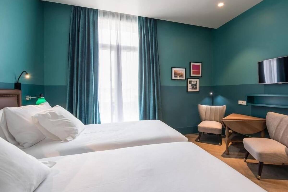 Premium bedding, down comforters, minibar, in-room safe