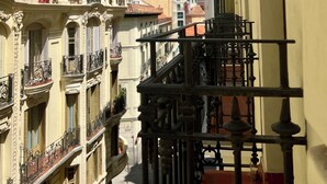 A narrow street with buildings featuring ornate balconies and a dome structure. - Hotel Vincci The Mint (Madrid)