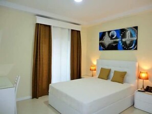 Economy Double Room, Non Smoking | In-room safe, individually decorated, desk, soundproofing