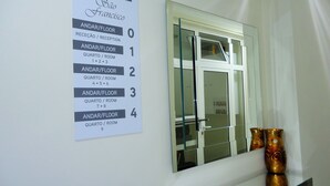 A hotel reception sign with room numbers and floor designations. - São Francisco Accommodation (Funchal)