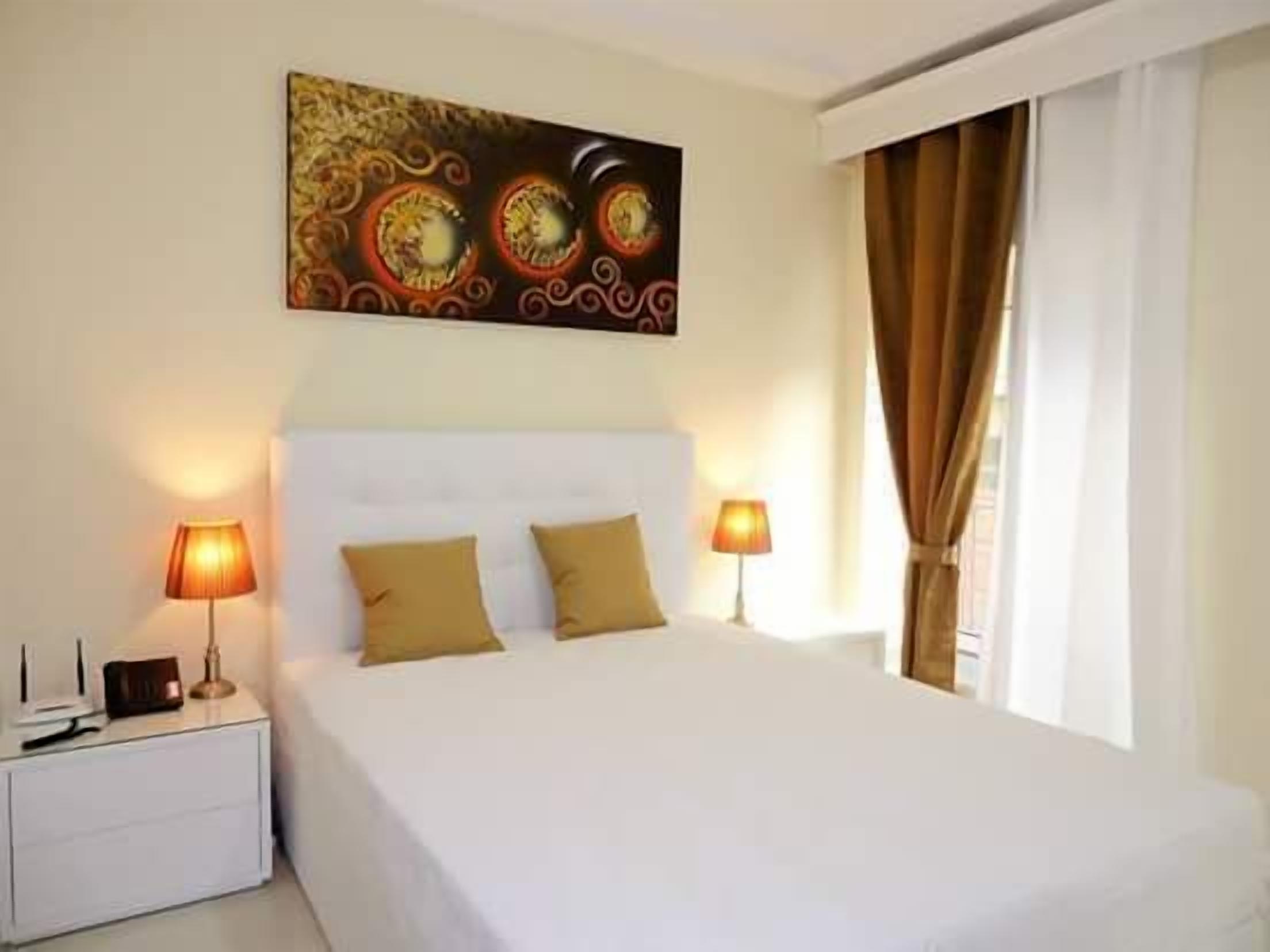 economy double room, non smoking | in-room safe, individually decorated, desk, soundproofing
