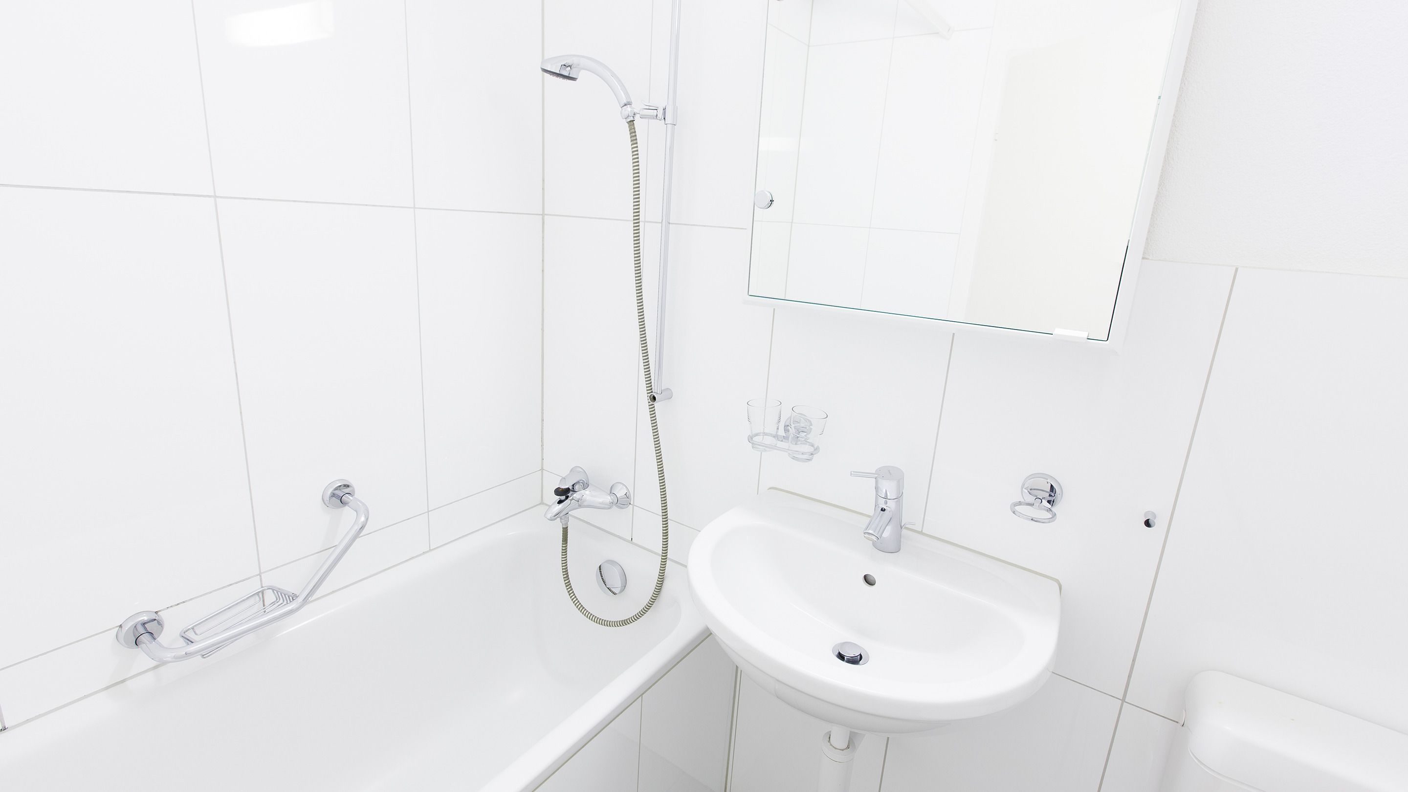 Un baño moderno con bañera, ducha y lavamanos.