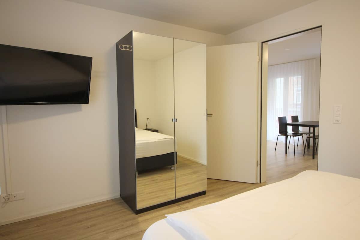 1 slaapkamer, een bureau, geluiddichte muren